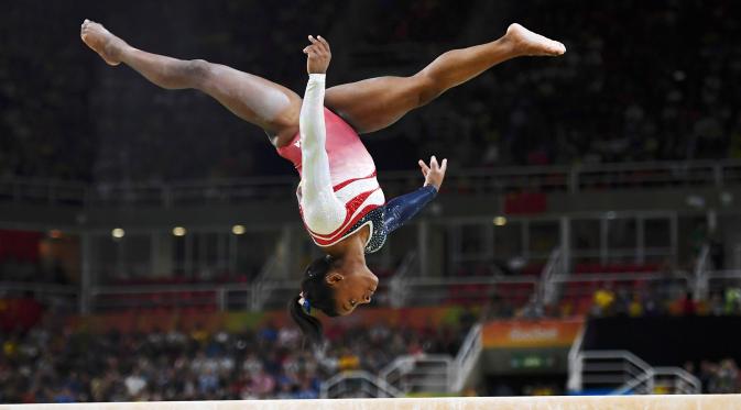 Atlet Senam asal Amerika Serikat, Simone Biles beraksi di balok titian saat Olimpiade Rio 2016, Brasil pada 9 Agustus 2016. (REUTERS/ Dylan Martinez)
