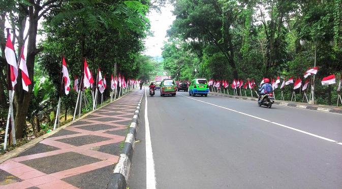 Pencuri mengincar bendera merah putih dan umbul-umbul yang dipasang di sejumlah ruas jalan di Kota Bogor, Jawa Barat. (Liputan6.com/Achmad Sudarno)