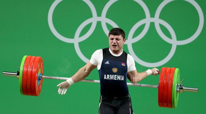 Atlet angkat besi Armenia mengalami cedera mengerikan saat turun di kelas 77 kg.