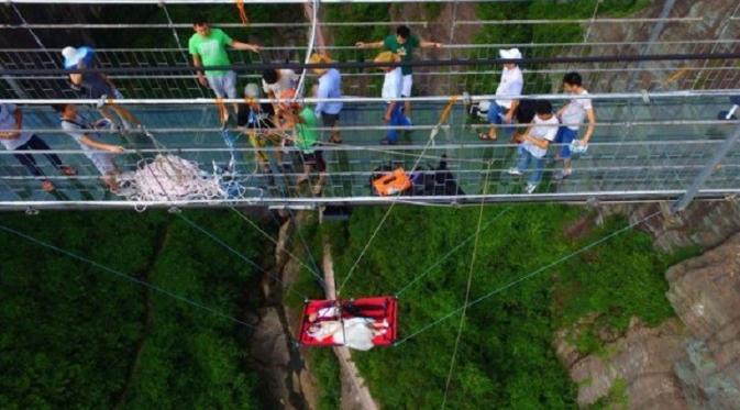 Aksi nekat pengantin menggantung di ketinggian kurang lebih 180 meter dari permukaan tanah (Chinese News Service)
