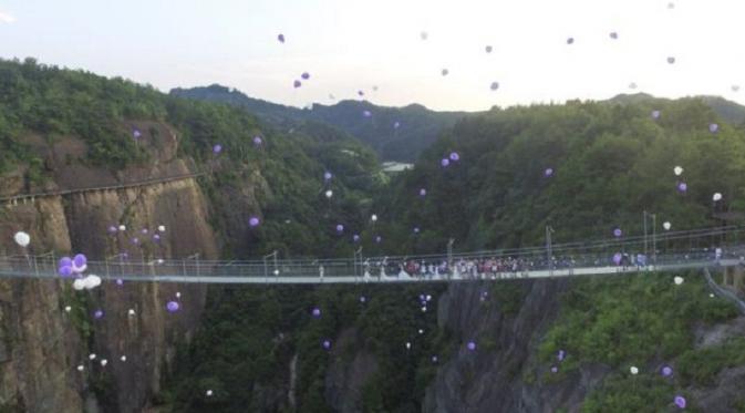 Penampakan jembatan kaca pertama di China yang terletak di Taman Nasional Geologi Shiniuzhai (Chinese News Service)