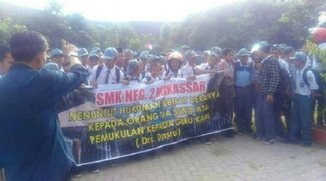 Teman-teman anak penganiaya guru SMK di Makassar itu menuntut agar polisi menghukum berat pasangan bapak anak itu. (Liputan6.com/Eka Hakim)