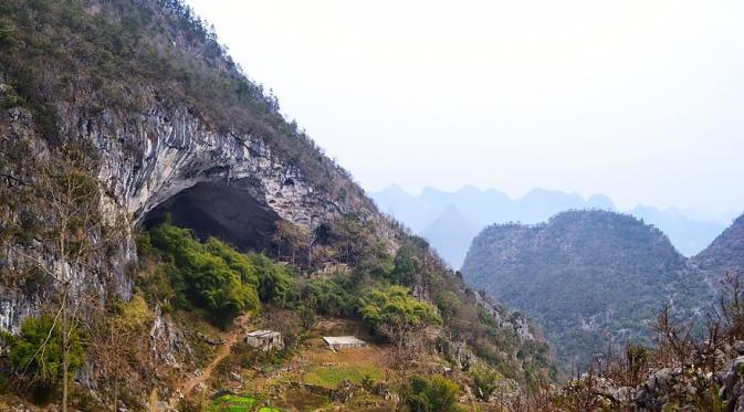 Gua di desa Zhongong, Provinsi Guizhou, Tiongkok yang dihuni oleh 100 orang. (Carsten Peter)