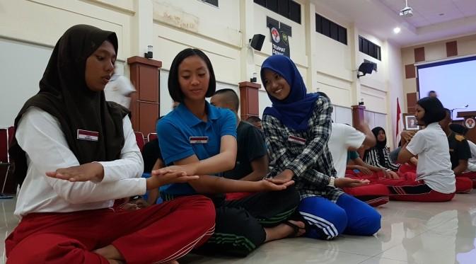 Tasya Nabilah dari Bengkulu dan Teman-temannya Sedang Berlatih Tari Saman di Bawah Bimbingan Putu (Foto: Aditya Eka Prawira)