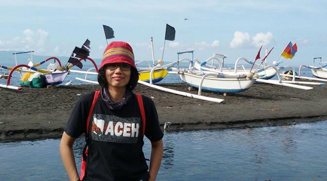 Olive Bendon berada di Pantai Kusamba, Klungkung, Bali saat menyusuri sejarah Klungkung (istimewa)
