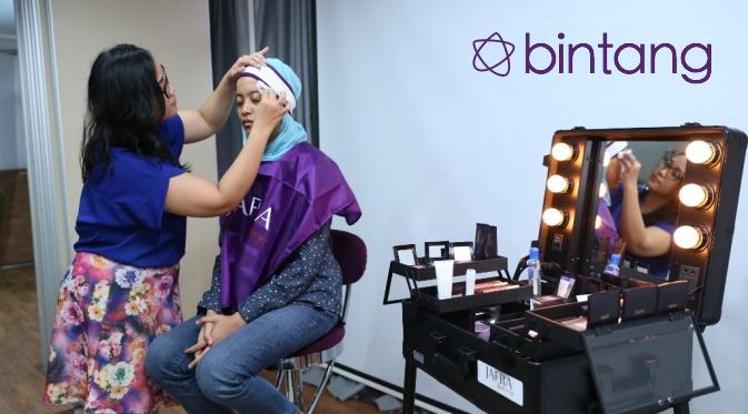 JAFRA kosmetik menampilkan contoh makeup office look. (via: Adrian Putra/Bintang.com)