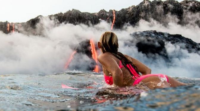 Alison Teal awalnya melihat cahaya seperti pelangi, namun ternyata itu lava erupsi gunung Kilauea. (Via: mirror.co.uk)