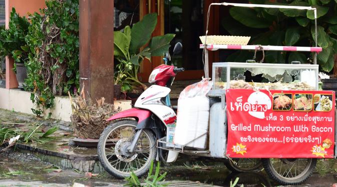 Kondisi kendaraan pedagang yang rusak akibat ledakan bom di kawasan resor Hua Hin, Thailand, Jumat (12/8). Bom pertama meledak di resor mewah di Bangkok Selatan. Kemudian bom kedua meledak di lokasi yang sama yaitu di sebuah bar. (Munir Uz ZAMAN/APF/AFP)