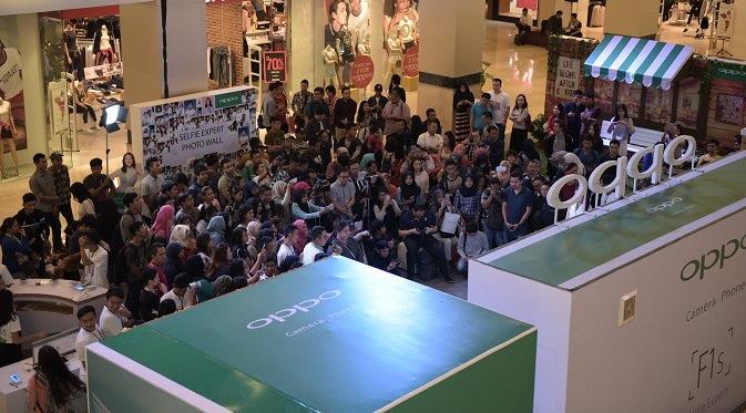 Masyarakat yang hadir pada penjualan perdana Oppo F1s di Kota Kasablanka (istimewa)