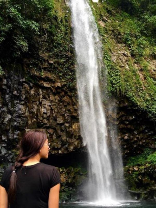 Aura Kasih saat mengunjungi air terjun Lembah Anai di Padang (Instagram/@aurakasih)