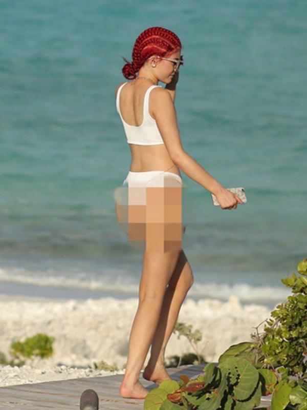 Kylie Jenner menikmati momen liburan dalam balutan bikini putih (Dailymail)