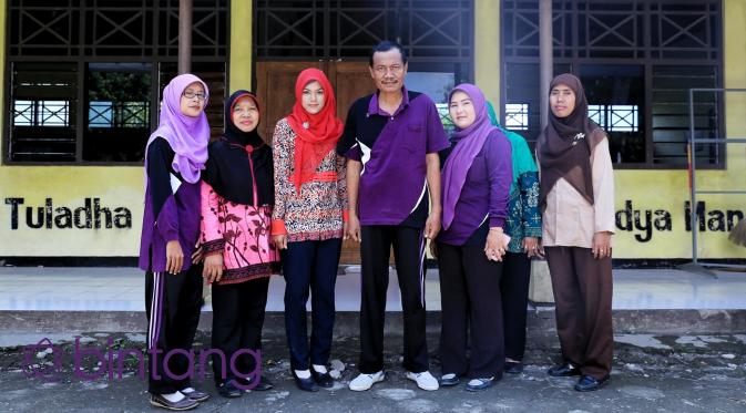 Rizma bersama para guru di SDN Karangmangu 02, Tegal, Jawa Tengah. (Bintang.com/Adrian Putra)