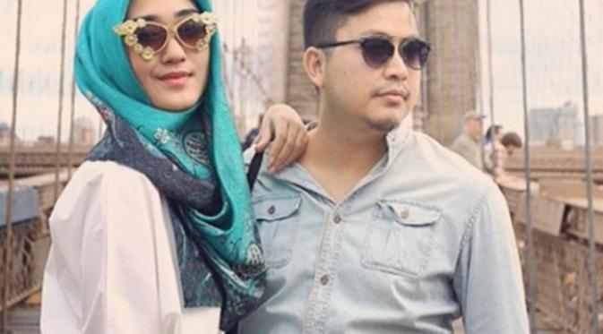 Sebelum Gugatan Cerai, Ini Liburan Mesra Dian Pelangi dan Suami. (Foto: Instagram @tito.haris, Desain: Muhammad Iqbal Nurfajri/Bintang.com)