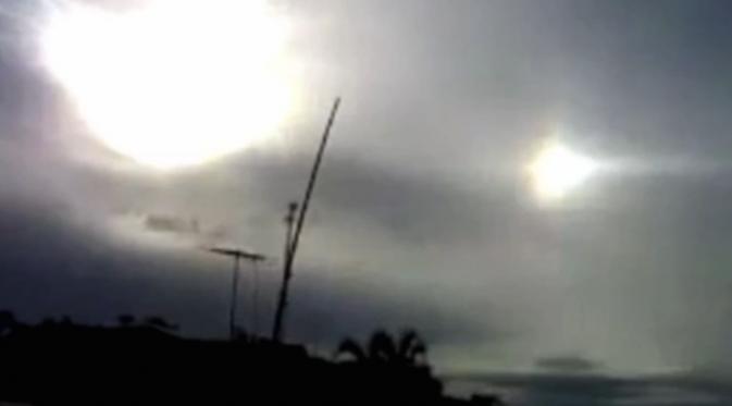 Penampakan tersebut terjadi pada pagi hari Jumat di Kolombia. Warga percaya bahwa mereka menyaksikan dua cahaya di langit yang diduga matahari (Mirror.co.uk)