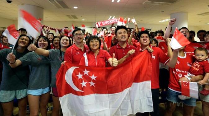 Publik Singapura menyambut keberhasilan Joseph Schooling meraih medali emas pertama sepanjang sejarah negara tersebut di Olimpiade. (AFP/STR)