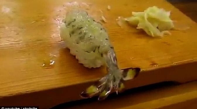Udang pada sushi yang tiba-tiba menggerakkan bagian ekornya. (Daily Mail)