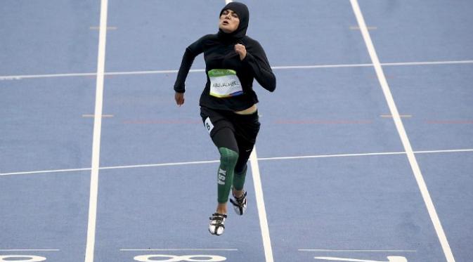 Abuljadayel mengikuti jejak Sarah Attar, seorang atlet lintasan wanita pertama yang bertanding untuk Saudi Arabia dalam Olimpiade 2012. (Sumber Reuters via Daily Mail)