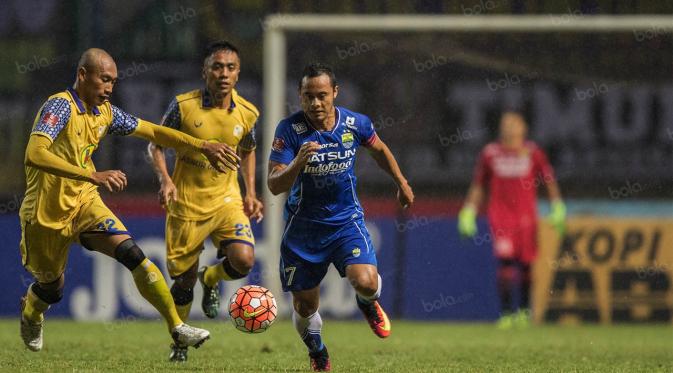 Kapten Persib, Atep, berusaha melewati pemain Barito Putera, Hansamu Yama, pada laga Torabika Soccer Championship 2016 di Stadion Pakansari, Bogor, Jawa Barat, Sabtu (13/8/2016). (Bola.com/Vitalis Yogi Trisna)