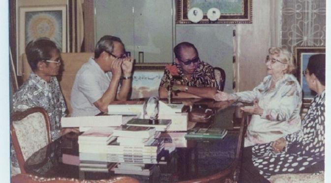 K'tut Tantri berbincang dengan mantan Kapolri Hoegeng dan istri, serta Haji Masagung, pemilik penerbitan yang pernah mengedarkan bukunya dalam bahasa Indonesia (Arsip Perpustakaan Nasional Republik Indonesia/National Geographic)