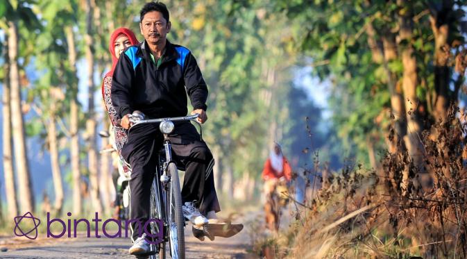 Rizma Uldiandari berangkat ke sekolah dari desanya dengan naik sepeda  bersama sang ayah; Ahmad Nurhadi. (Bintang.com/Adrian Putra)