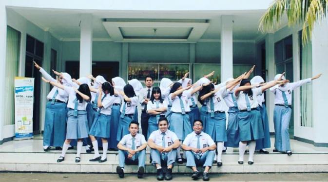 Gaya berfoto anak-anak SMA jaman sekarang memang selalu ada-ada saja. (via: Instagram)