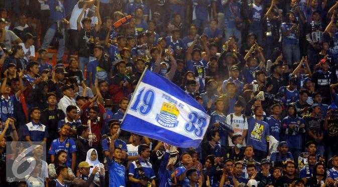 Pendukung Persib memadati tribun penonton Stadion Pakansari, Bogor, Sabtu (13/8/2016). (Liputan6.com/Helmi Fithriansyah)