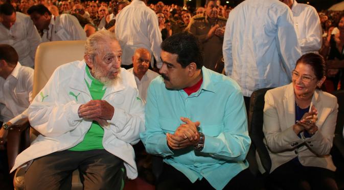 Mantan presiden Kuba Fidel Castro (kiri) berbincang dengan Presiden Venezuela Nicolas Maduro saat acara perayaan ulang tahun Fidel Castro yang ke-90 di Havana , Kuba, (13/8). (Miraflores Palace/Reuters) 