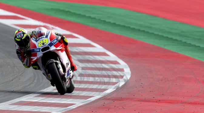 Andrea Iannone berhasil juara MotoGP Austria (JOE KLAMAR / AFP)