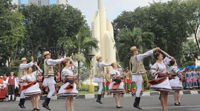 Festival Lintas Budaya di Surabaya diramaikan penari-penari lintas daerah dan negara (Liputan6.com / Dian Kurniawan)