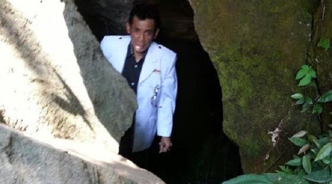 Celah pintu masuk gua di Bukit Payung kaki Gunung Sumbing, Desa Ketangi, Kecamatan Kaliangkrik, Kabupaten Magelang, Jawa Tengah. (Liputan6.com / Edhie Prayitno Ige)