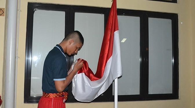 M. Elzi Febriantino dari Riau Mencium Bendera Merah Putih, Menutup Malam Renungan Jiwa. (Foto: Aditya Eka Prawira)