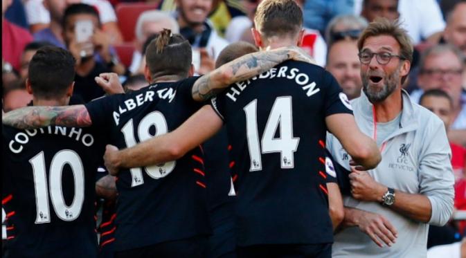 Selebrasi para pemain Liverpool setelah berhasil menjebol jala Arsenal pada partai pembuka Premier League 2016-2017, Minggu (14/8/2016). (AFP)