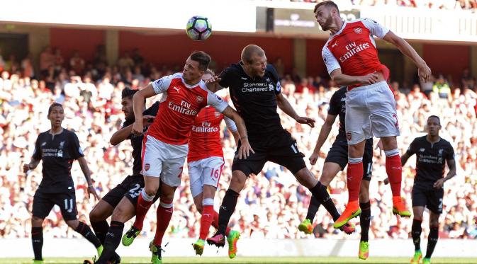Proses terjadinya gol yang dicetak bek Arsenal, Cullum Chambers, ke gawang Liverpool. Gol ini membuat kedudukan menjadi 3-4 dan bertahan hingga wasit meniup peluit panjang. (Reuters/Tony O'Brien)