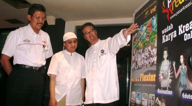 Direktur Innovation & Strategic Portfolio PT Telkom Indra Utoyo (kanan) saat awal mengembangkan Indigo dengan meluncurkan pasar aplikasi, www. pasarkreasi.com, tahun 2008 lalu