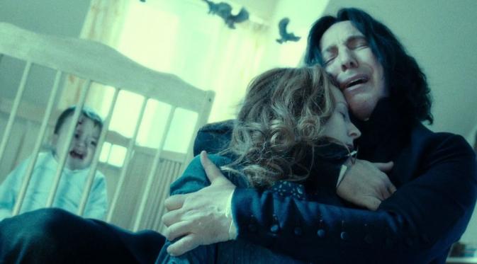 Lilly Potter dan Severus Snape di Harry Potter and The Deathly Hallows. (eonline.com)