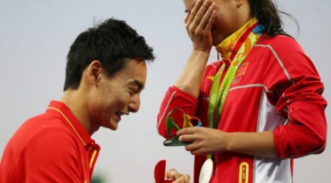He Zi terlihat terharu dan menutup wajahnya saat Qin Kai berlutut di hadapannya (Reuters)