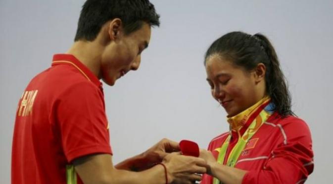 Sambil tersenyum He Zi pun menerima lamaran Qin Kai (Reuters)