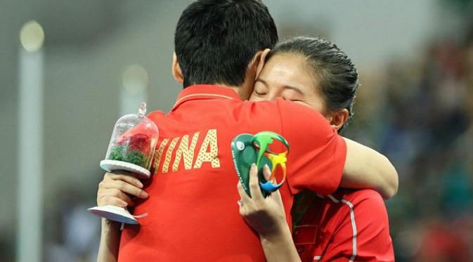 Atlet loncat indah Tiongkok, He Zi dilamar kekasihnya usai menerima medali Olimpiade 2016