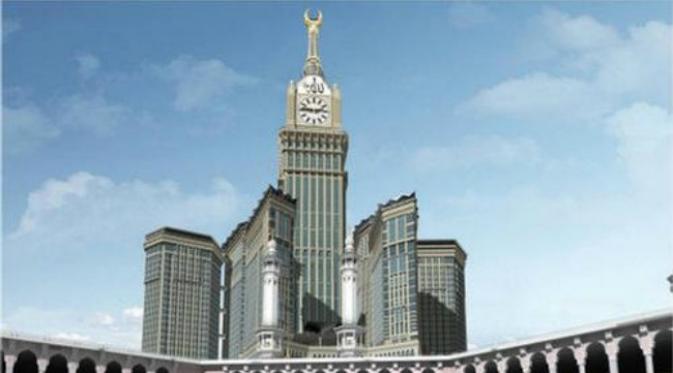 Abraj al-Bait, menara jam setinggi 600 meter di Mekah. Para pengamat mengkhawatirkan dampak hotel yang seperti kota itu terhadap warisan kota suci Mekah. (Sumber foundtheworld.com)