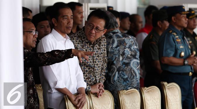 Presiden Jokowi meninjau kegiatan gladi bersih upacara HUT ke-71 Kemerdekaan RI di Istana Merdeka, Jakarta, Senin (15/8). Jokowi didampingi oleh Ketua DPD RI Irman Gusman meninjau gladi bersih tersebut. (Liputan6.com/Faizal Fanani)