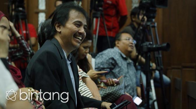 Terpancing emosi, Roy Suryo menunjuk hakim di ruang persidangan. (Via: Bintang.com/Galih GWS)