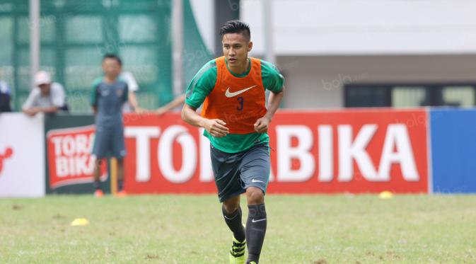 Indra Kahfi Ardhiyaksa dipanggil Timnas Indonesia untuk laga uji coba kontra Malaysia. (Bola.com/Nicklas Hanoatubun)