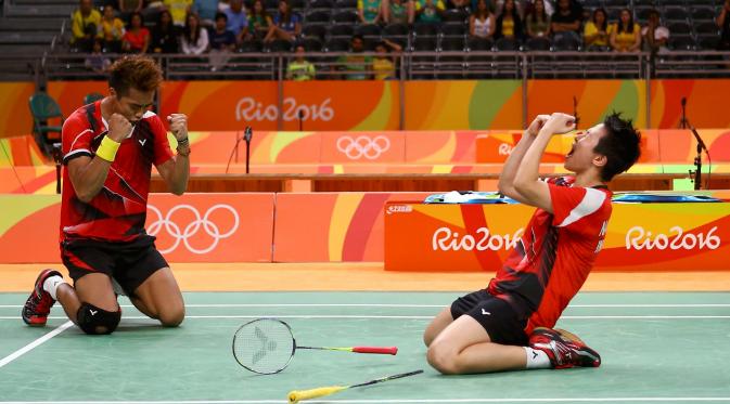 Tontowi Ahmad dan Liliyana Natsir, berselebrasi usai mengalahkan pemain Tiongkok dalam semifinal bulu tangkis Olimpiade Rio 2016, Brasil, Senin (15/8). Kemenangan ini mengantarkan Tontowi-liliyana ke babak final. (REUTERS/Jeremy Lee)