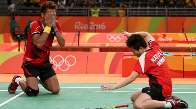 Ekspresi Tontowi Ahmad dan Liliyana Natsir usai mengalahkan Zhang Nan/Zhao Yunlei dari Tiongkok dalam semifinal bulu tangkis Olimpiade Rio 2016, Brasil, Senin (15/8). Kemenangan ini mengantarkan Tontowi-liliyana ke babak final. (REUTERS)