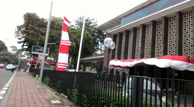 Depan kantor pemerintah dan swasta pasang bendera. (Via: Bintang.com/FebriyaniFrisca)