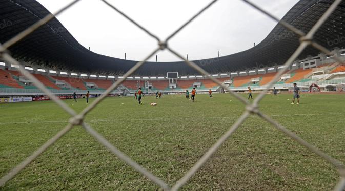 Para Pemain Timnas Indonesia seleksi tahap ke-2 tengah berlatih di Stadion Pakansari, Bogor, Selasa (16/8/2016). (Bola.com/Nicklas Hanoatubun)