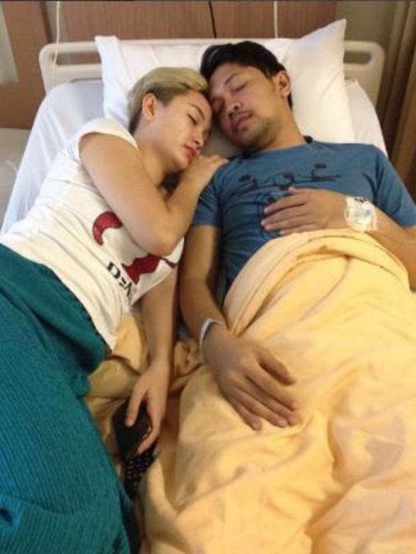 Foto Zaskia Gotik dan pacarnya tidur bareng di rumah sakit (instagram)