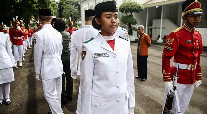 Hilda, Siswi Kelas 2 SMA Negeri 2 Pare Kediri, Jawa Timur, Biasa Dilatih di Posisi Cadangan Pembawa Baki