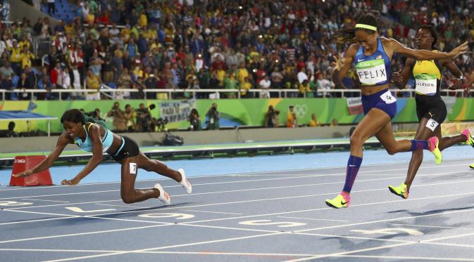 Shaunae Miller merebut emas nomor 400 meter putri dengan cara yang tidak lazim.