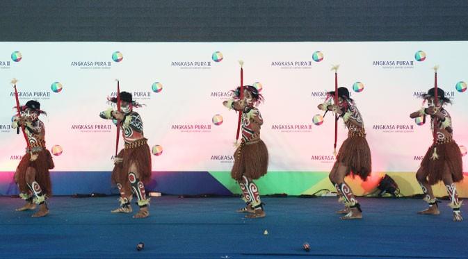 Anak-anak dari Ghataya Performing Arts membawakan tari Mambri dari Papua